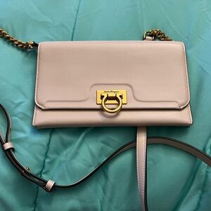 BEAUTIFUL KHAKI SALVATORE FERRAGAMO PURSE!